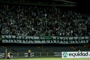 La hinchada de Nacional alienta a su equipo de local y visitante.