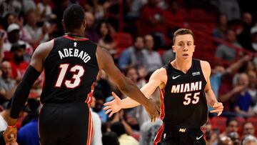 Duncan Robinson saluda a Bam Adebayo durante un partido de los Miami Heat de la NBA