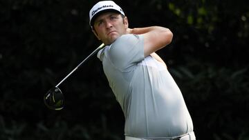 Jon Rahm golpea una bola durante el WGC - HSBC Champions en el Sheshan International Golf Club de Shanghai, China.