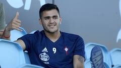 El delantero uruguayo Maxi G&oacute;mez saluda sentado en la grada del estadio de Bala&iacute;dos. 