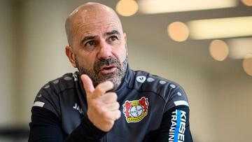 Peter Bosz dejó de ser el entrenador del Bayer Leverkusen. Santiago Arias tan solo pudo jugar un partido con el neerlandés. Hannes Wolf será el nuevo DT