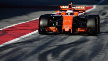 Fernando Alonso con el McLaren en el test de Barcelona.