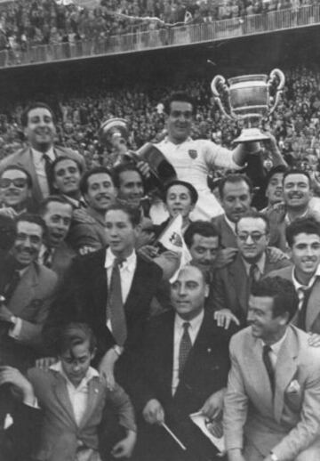 El m¨ªtico goleador del Valencia de la d¨¦cada de los 40 tuvo al Sevilla como su principal v¨ªctima. Ni m¨¢s ni menos que le hizo 23 goles en toda su carrera, incluidos cuatro 'hat-tricks' y tres dobletes. Adem¨¢s, el Sevilla fue al rival al que m¨¢s veces se enfrent¨® en toda su carrera. Jug¨® 23 partidos ante el conjunto hispalense.
