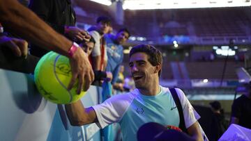 Juan Lebrón firma una pelota en Mendoza.