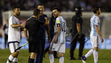 Leo Messi al terminar el partido frente a la selección chilena se encara con el árbitro.