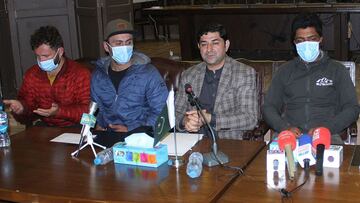 Raja Nasir Ali Khan ofrece una rueda de prensa junto a Sajid Ali Sadpara y los familiares de Juan Pablo Mohr tras anunciar el fin del rescate de los tres monta&ntilde;eros desaparecidos en el K2 desde el pasado d&iacute;a 5.