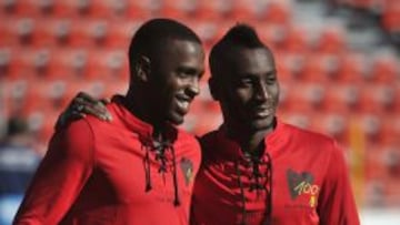 Sissoko y Lago Junior posan con la camiseta del Centenario.