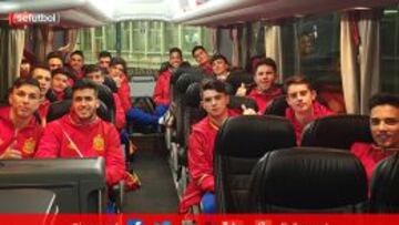 Los jugadores de la selección Sub-17 en el autobús.