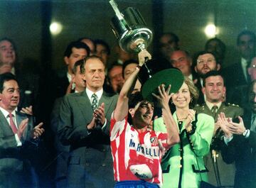 Paulo Futre, el capitán rojiblanco, fue el encargado de recibir la Copa de manos del rey Don Juan Carlos.