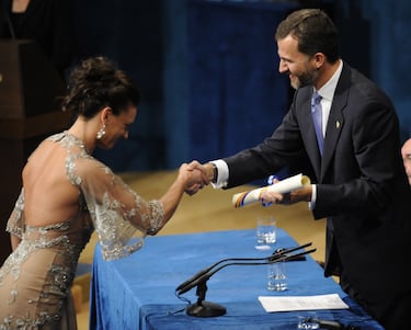 Está considerada la mejor deportista de todos los tiempos en su disciplina (salto con pértiga). Logró alcanzar marcas históricas al convertirse en la única mujer que superó los cinco metros de altura con pértiga. Estableció 27 récords mundiales y, en ese momento, era doble oro olímpico. 