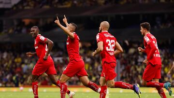MEX00. CIUDAD DE MÉXICO (MÉXICO), 22/10/2022.- Jugadores de Toluca celebran una anotación ante América hoy, sábado 22 de octubre de 2022, durante un partido de vuelta de las semifinales del Torneo Apertura del fútbol mexicano realizado en el Estadio Azteca de la Ciudad de México. EFE/José Méndez