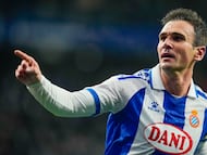 CORNELLÁ EL PRAT (BARCELONA), 09/03/2026.- El delantero centro del Espanyol Kike García celebra tras conseguir el 1-1 del empate durante el partido de la jornada 27 de LaLiga que RCD Espanyol y Real Oviedo disputan hoy lunes en el RCDE Stadium. EFE/Enric Fontcuberta