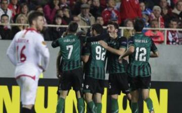 0-2. Salva Sevilla celebra el segundo tanto con sus compañeros.