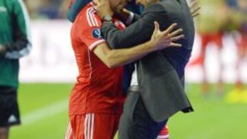 Ribéry abraza a Guardiola tras conseguir el empate a un gol.