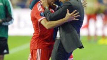 Rib&eacute;ry abraza a Guardiola tras conseguir el empate a un gol. 