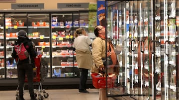 FILE PHOTO: Customers shop at a supermarket in Budapest, Hungary, March 17, 2025. REUTERS/Bernadett Szabo/File Photo