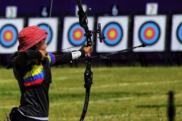 Valentina Acosta fue la primera deportista de nuestro país en ver acción en estos Juegos Olímpicos en la ronda clasificatoria de individual femenino en Tiro con Arco. La risaraldense  terminó en la casilla 50 con 627 puntos de 720 posibles. Enfentará en los 32vos de final, fase que se llevará a cabo entre el 27 y 28 de julio, a la británica Sarah Bettles.