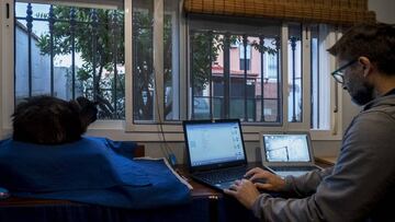 Un hombre realiza teletrabajo desde casa
