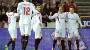 Deulofeu celebra el 0-1 con Gameiro.
