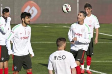 Andre Gomes con Cristiano Ronaldo y Fabio Coentrao durante un entranamiento en Estoril.