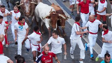 Varias personas corren frente a los toros de la ganadería abulense de José Escolar durante el tercer encierro de las Fiestas de San Fermín 2023, a 9 de julio de 2023, en Pamplona, Navarra (España). Las fiestas en honor a San Fermín, patrón de Navarra, comenzaron el pasado 6 de julio, con el tradicional chupinazo y se prolongan hasta el 14 de julio. Durante su transcurso hay un total de ocho encierros que comienzan todos los días a las ocho de la mañana. Además, el Ayuntamiento de la ciudad ha preparado un repertorio de conciertos, verbenas, fuegos artificiales, exposiciones, animación de calle y actividades para la ciudadanía y visitantes. Esta fiesta que atrae a millones de visitantes cada año por su ambiente festivo y sus populares encierros, está declarada de Interés Turístico Internacional.
09 JULIO 2023;ENCIERRO;SAN FERMIN;SANFERMINES;FIESTA;TRADICIÓN;CULTURA;TAUROMAQUIA;TOROS;ENCIERRO;PAMPLONA;
Eduardo Sanz / Europa Press
08/07/2023