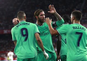 0-1. Karim Benzema celebr¨® el primer gol con Sergio Ramos y Eden Hazard.