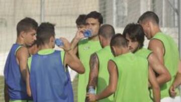 <b>HIDRATACIÓN. </b>La humedad china hará que los jugadores béticos sufran en los entrenamientos.