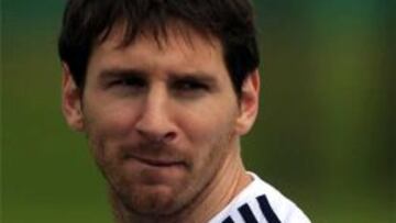 Messi viajó a Argentina para concentrarse con la selección.