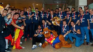 Los Hispanos desatan la locura en su llegada a Barajas