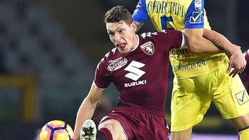. Turin (Italy), 26/11/2016.- Torino's Andrea Belotti (L) in action against Chievo's Alessandro Gamberini (C) during the Italian Serie A soccer match between Torino FC and AC Chievo Verona at Olimpico stadium in Turin, Italy, 26 November 2016. (Italia) EFE/EPA/ALESSANDRO DI MARCO