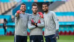 Unai Sim&oacute;n, David de Gea y Robert S&aacute;nchez posan tras el entrenamiento previo al debut en la Eurocopa en el Estadio La Cartuja de Sevilla
 