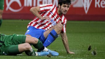 El mal estado del césped de El Molinón sorprende a todos