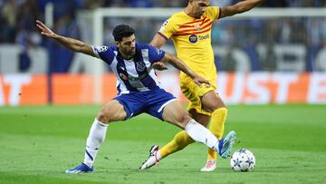 Mehdi Taremi con Ronald Araujo pugnan por un balón dividido.