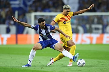 Mehdi Taremi con Ronald Araujo pugnan por un balón dividido.