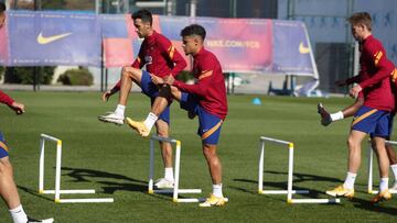 Los jugadores del Barcelona ejercitándose en la Ciutat Esportiva