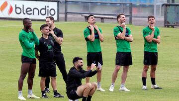 Guillermo Fernández Romo, divirtiéndose junto a sus jugadores.