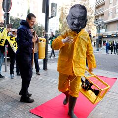 Peter Lim se sienta en la mesa de Mike Ashley