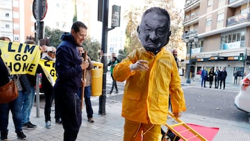 14/12/23 JUNTA GENERAL DE ACCIONISTAS DEL VALENCIA CF - 2023 PROTESTAS CONTRA PETER LIM