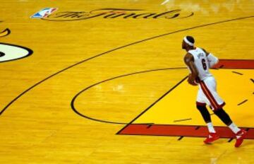 LeBron James, solo ante el peligro.