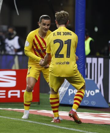 0-1. Antoine Griezmann celebró el primer gol con Frenkie De Jong.