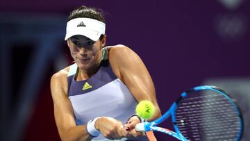 Garbi&ntilde;e Muguruza ejecuta un rev&eacute;s en Doha.