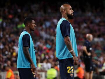 Arturo Vidal y Malcom calientan en la banda.