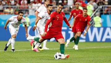 Cristiano se dispone a lanzar el penalti que le detuvo Alireza Beiranvand    en el Ir&aacute;n-Portugal.