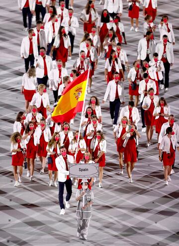 Los abanderados Mireia Belmonte y Saul Craviotto de la delegación de España lideran a su equipo durante la Ceremonia de Apertura de los Juegos Olímpicos de Tokio 2020