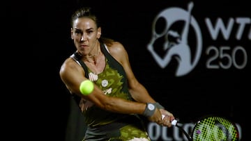La tenista española Nuria Parrizas Díaz, devuelve una bola a la italiana Camila Giorgi, hoy durante un partido del torneo Mérida Open WTA 250 Tour Akron 2023.