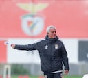 Mourinho bromea sintiéndose en el foco: “¡Seguro que habláis mal!"