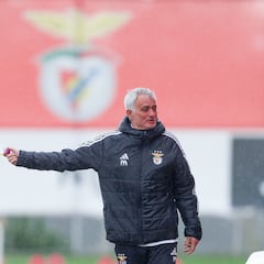 Mourinho bromea sintiéndose en el foco: “¡Seguro que habláis mal!"