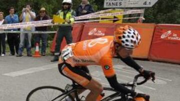 <b>MALA SUERTE.</b> El español Igor Antón del Euskaltel Euskadi, uno de los favoritos de la Vuelta, sufrió la fractura de la clavícula izquierda debido a una caída en el transcurso de la decimotercera etapa disputada entre San Vicente de la Barquera y el Alto del Angliru.