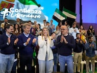 El presidente del PP, Alberto Núñez Feijóo (2i), la presidenta del PP de Extremadura y candidata a la reelección a la Presidencia de la Junta, María Guardiola (2d), y el alcalde de Navalmoral de la Mata, Enrique Hueso (d), participan en un acto electoral, a 13 de diciembre de 2025, en Navalmoral de la Mata, Cáceres, Extremadura (España). Feijóo ha asegurado que "hay una gran mayoría de extremeños que comparten una misma percepción: María ilusiona y contagia. A María no la para nadie".
13 DICIEMBRE 2025 CAMPAÑA ELECTORAL;ELECCIONES EXTREMEÑAS
Carlos Criado / Europa Press
13/12/2025