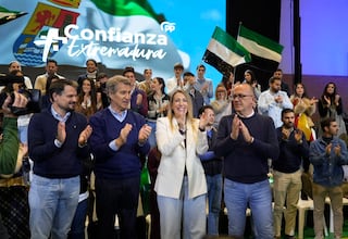 El presidente del PP, Alberto Núñez Feijóo (2i), la presidenta del PP de Extremadura y candidata a la reelección a la Presidencia de la Junta, María Guardiola (2d), y el alcalde de Navalmoral de la Mata, Enrique Hueso (d), participan en un acto electoral, a 13 de diciembre de 2025, en Navalmoral de la Mata, Cáceres, Extremadura (España). Feijóo ha asegurado que "hay una gran mayoría de extremeños que comparten una misma percepción: María ilusiona y contagia. A María no la para nadie".
13 DICIEMBRE 2025 CAMPAÑA ELECTORAL;ELECCIONES EXTREMEÑAS
Carlos Criado / Europa Press
13/12/2025